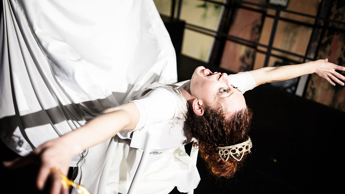 Bella addormentata - Spettacolo di Francesca Farcomeni e Alessio Manuali, con Francesca Farcomeni e regia di Alessio Manuali - Festival della culutura al femminile Domina Domna 2018 - Bergamo